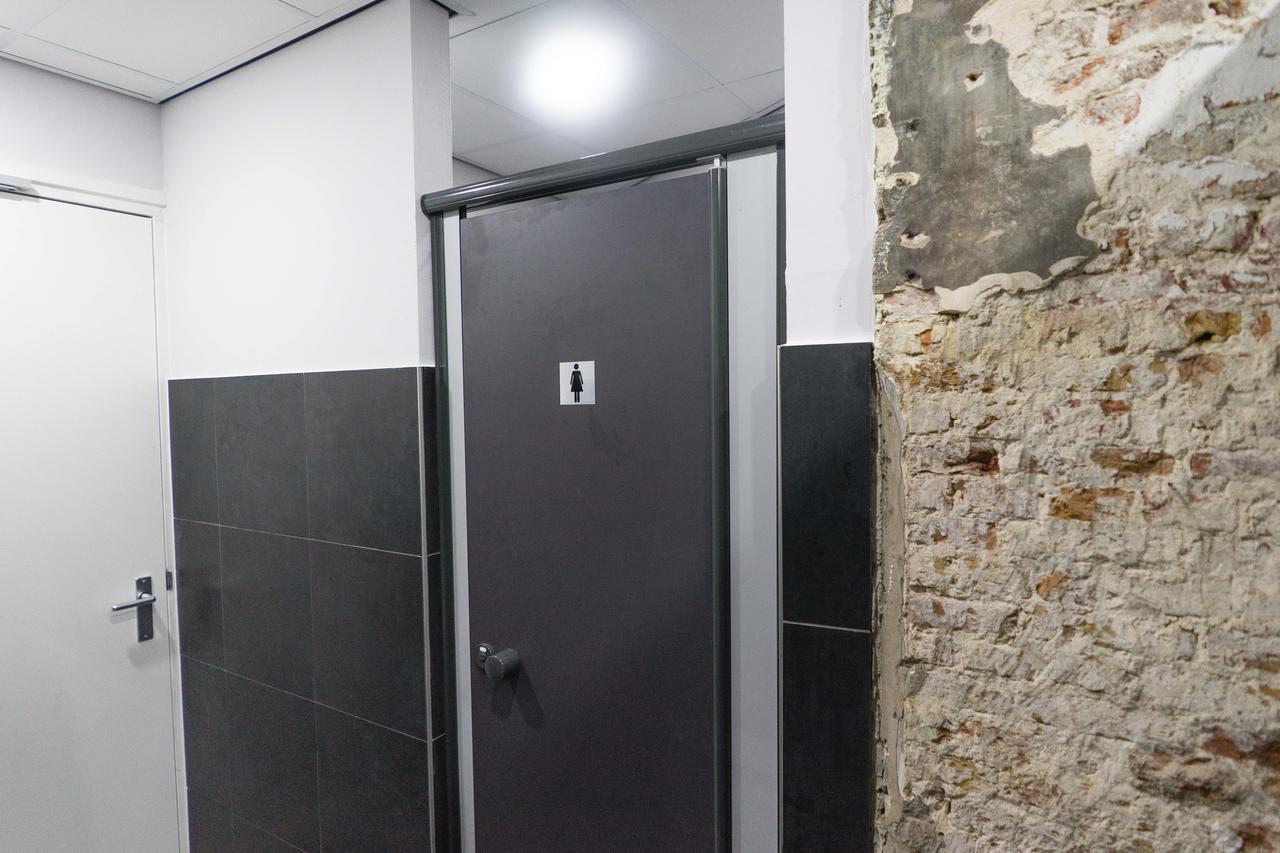 Lits Superposés dans Dortoir Femmes de 8 Lits